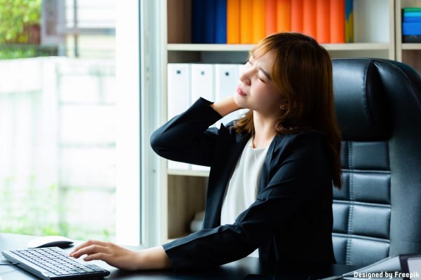 Junge Frau Büro Arbeit Nackenschmerzen Müde